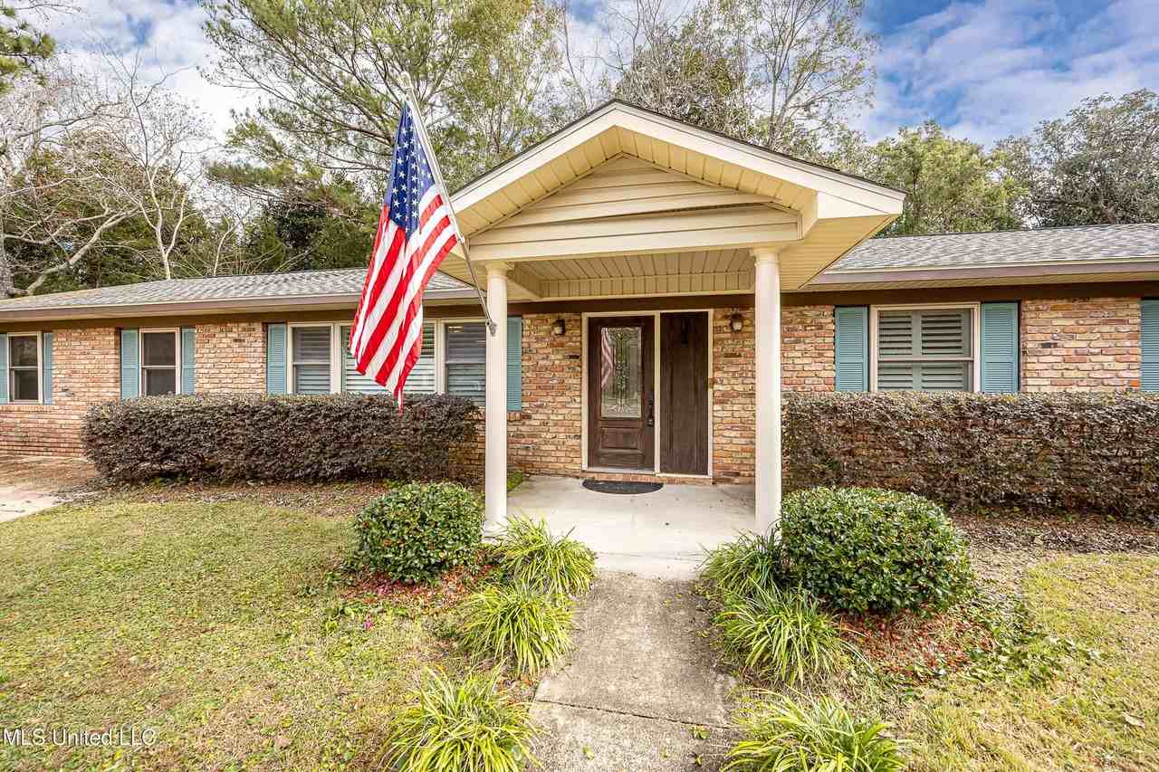 1107 Le Badine Ct - Photo 3 of 50