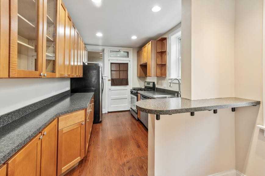 3332 N Claremont Ave - Photo 2 of 10