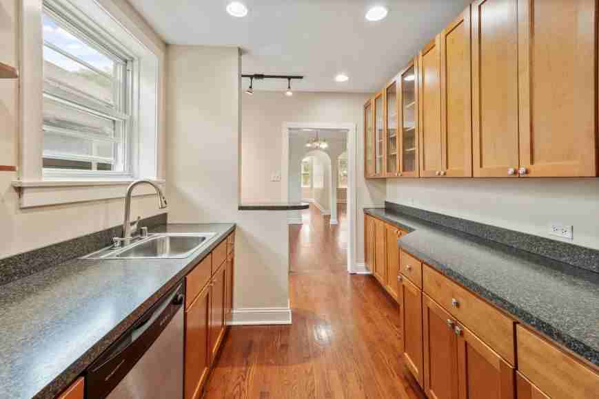 3332 N Claremont Ave - Photo 3 of 10