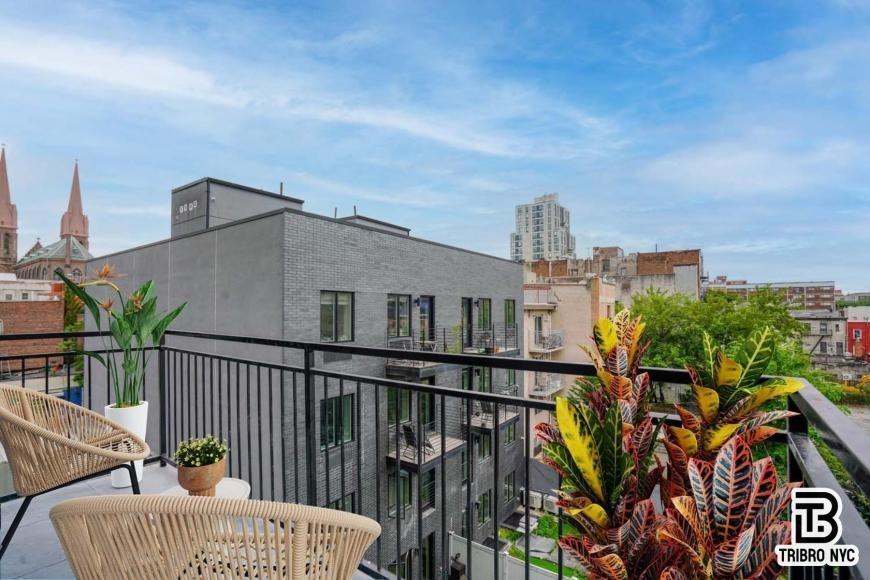 416 Lorimer St