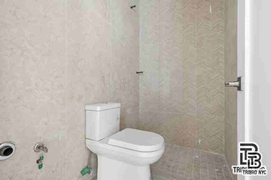 416 Lorimer St - Photo 6 of 7