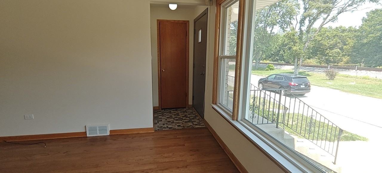 10824 S Sacramento Ave - Photo 2 of 17