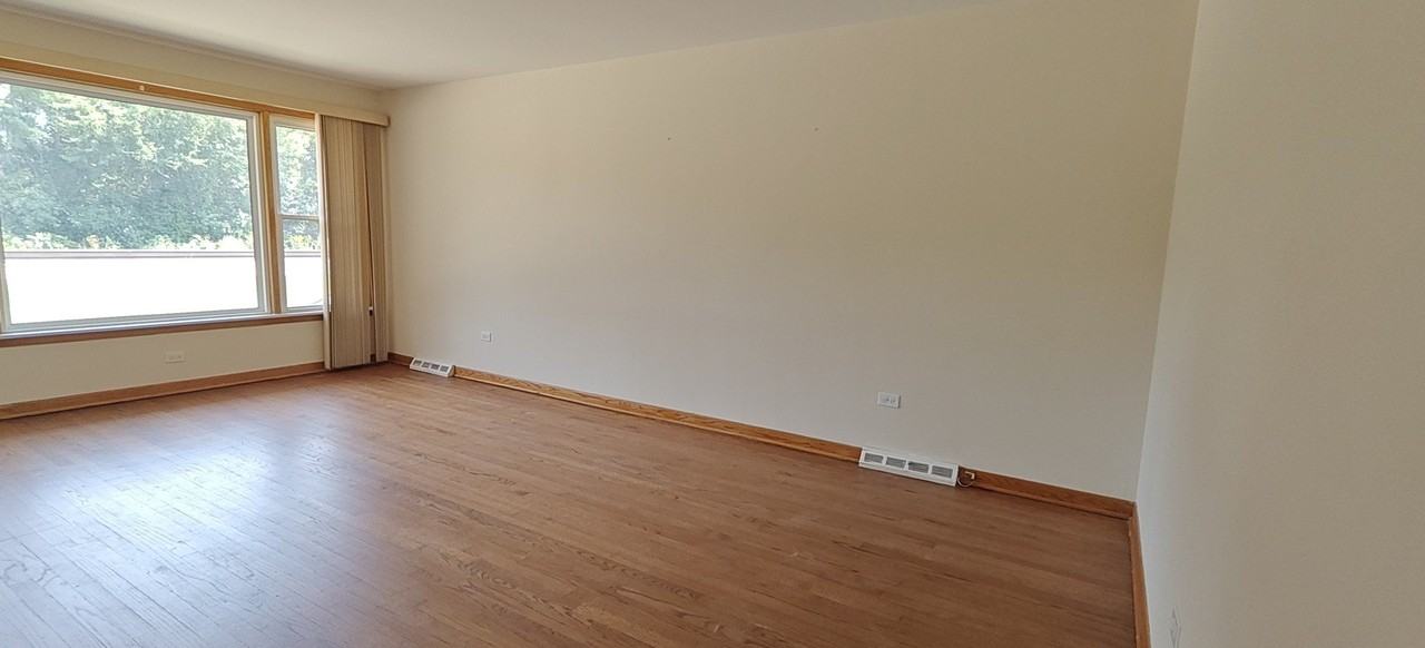 10824 S Sacramento Ave - Photo 3 of 17
