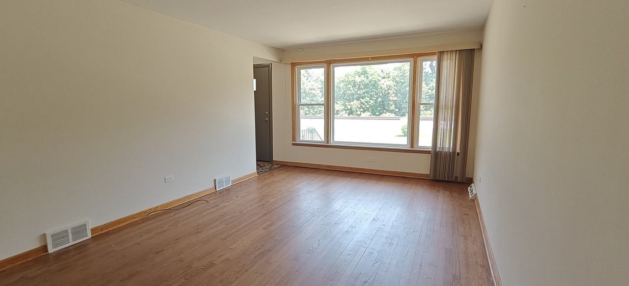 10824 S Sacramento Ave - Photo 4 of 17