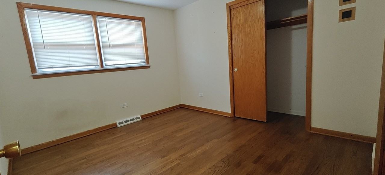 10824 S Sacramento Ave - Photo 5 of 17