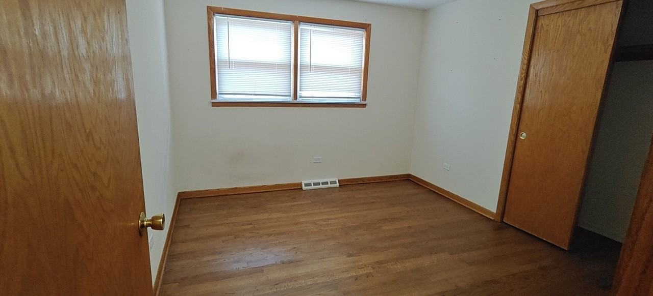10824 S Sacramento Ave - Photo 6 of 17
