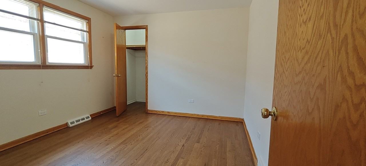 10824 S Sacramento Ave - Photo 7 of 17