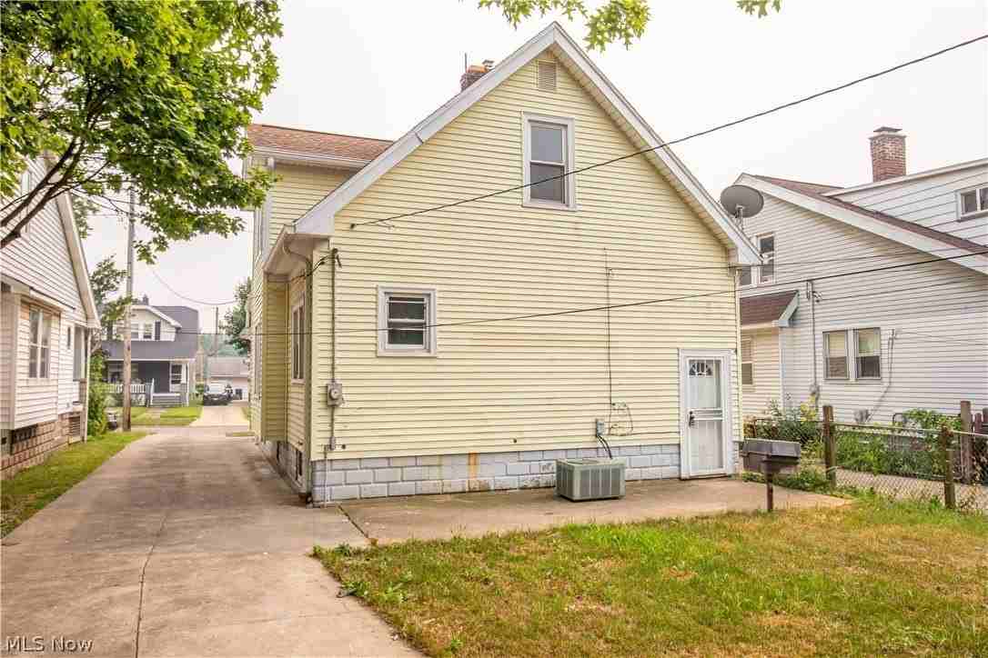 9105 Bancroft Ave - Photo 7 of 32