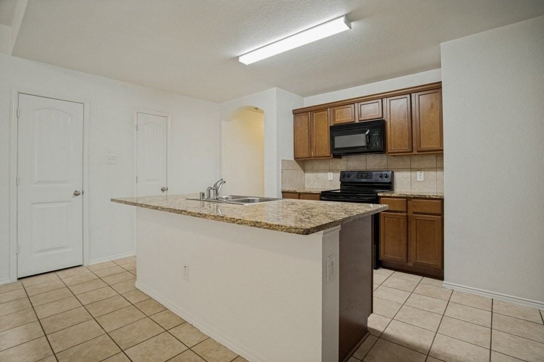 1106 Nickel St - Photo 4 of 19