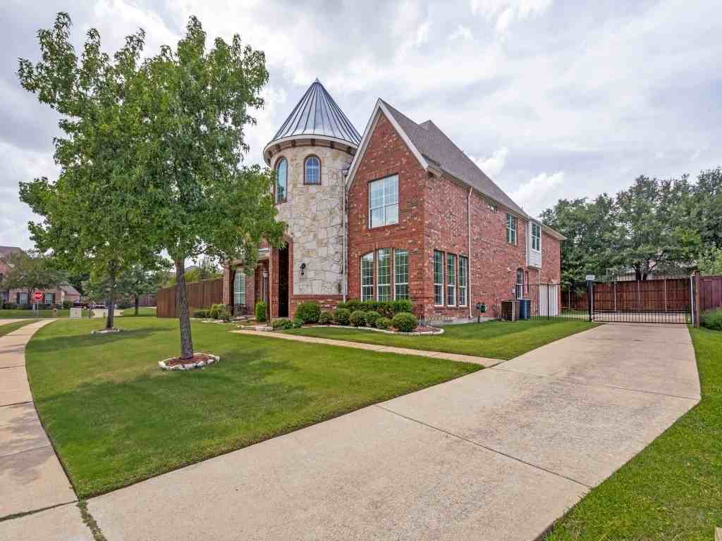 729 Driftwood Dr - Photo 2 of 25