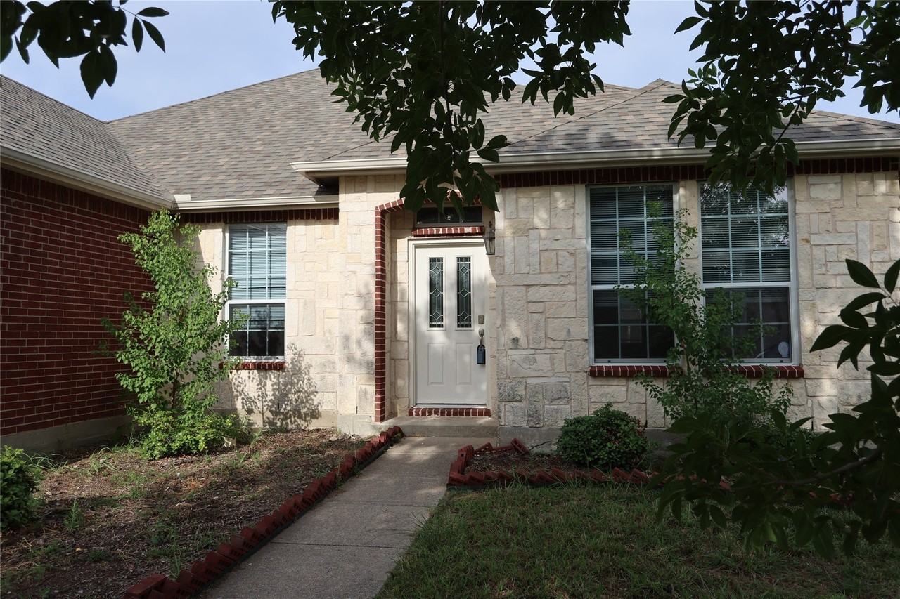 1411 Bankston Dr - Photo 2 of 16