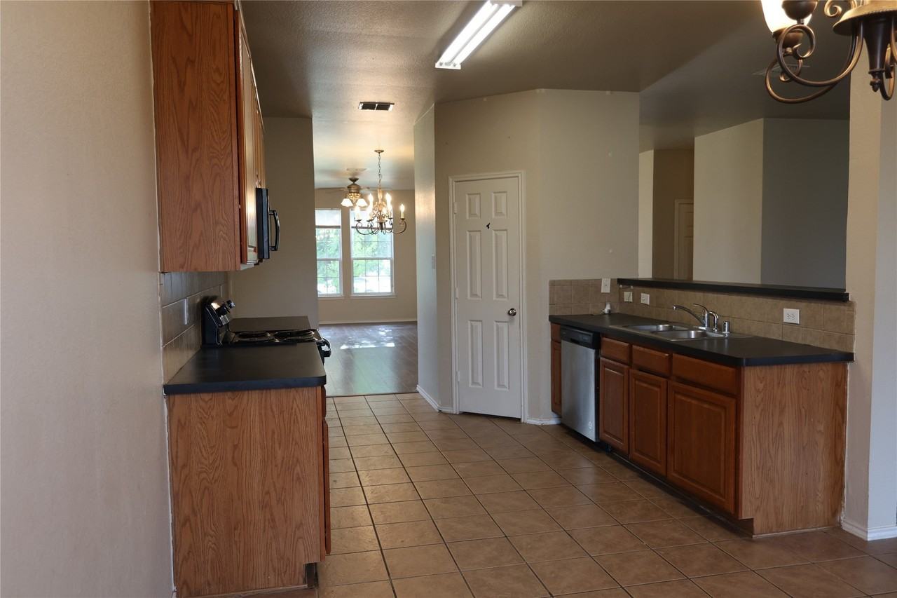 1411 Bankston Dr - Photo 5 of 16