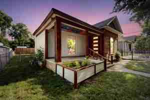 featured image of 712 W 8th St