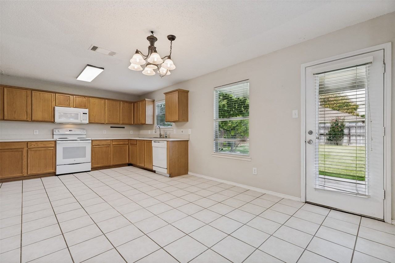 9812 Coolidge Dr - Photo 4 of 12