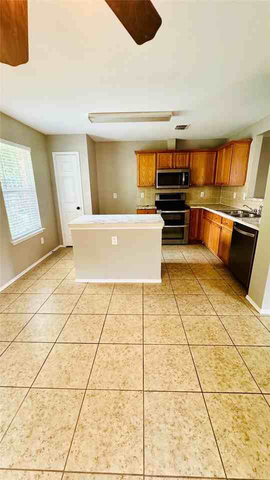 604 International Dr - Photo 3 of 11