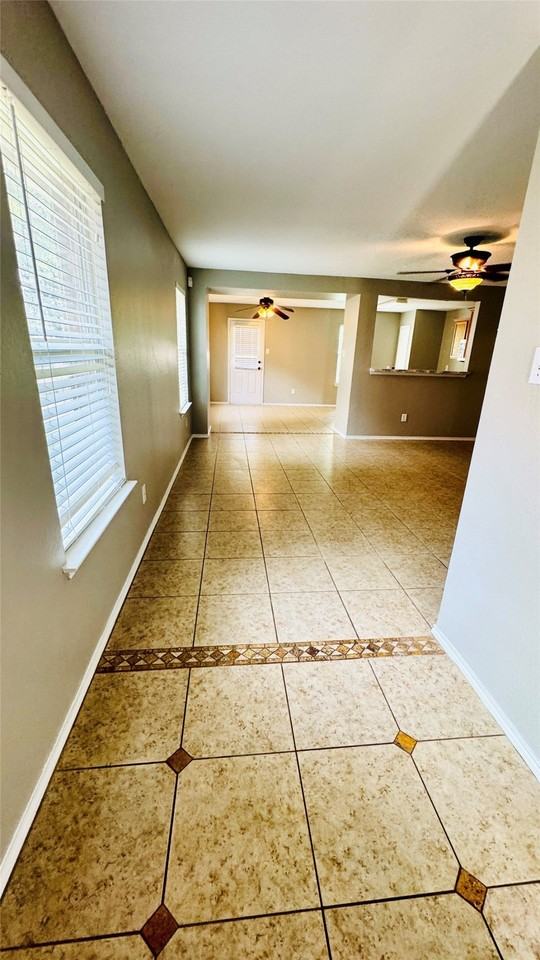 604 International Dr - Photo 4 of 11