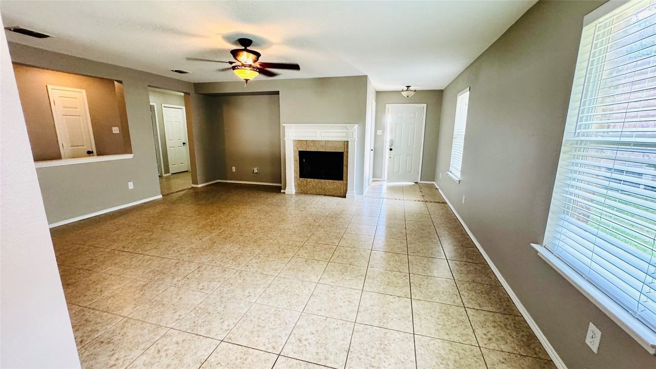 604 International Dr - Photo 6 of 11