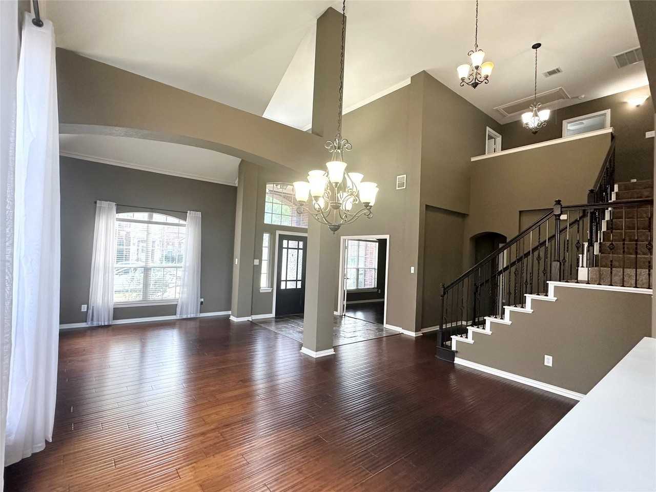 806 Cascades Dr - Photo 2 of 37