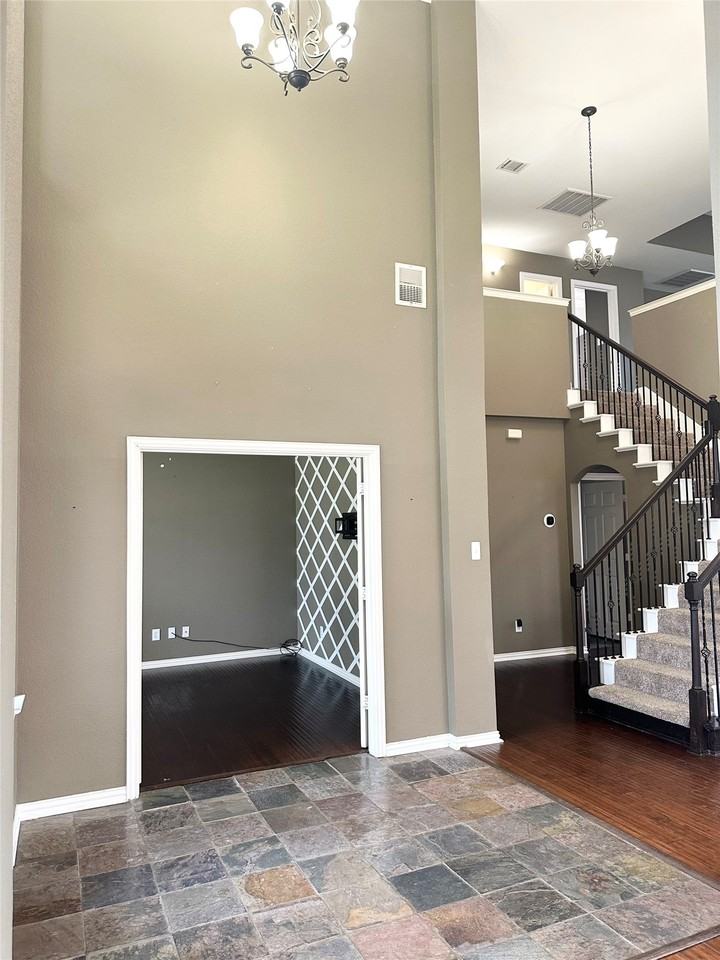 806 Cascades Dr - Photo 3 of 37