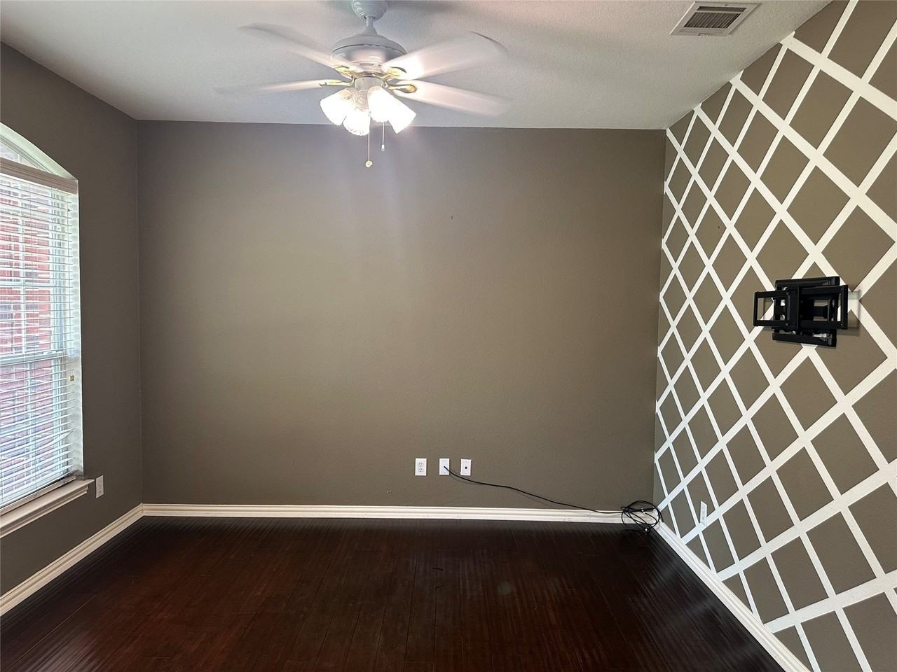 806 Cascades Dr - Photo 4 of 37