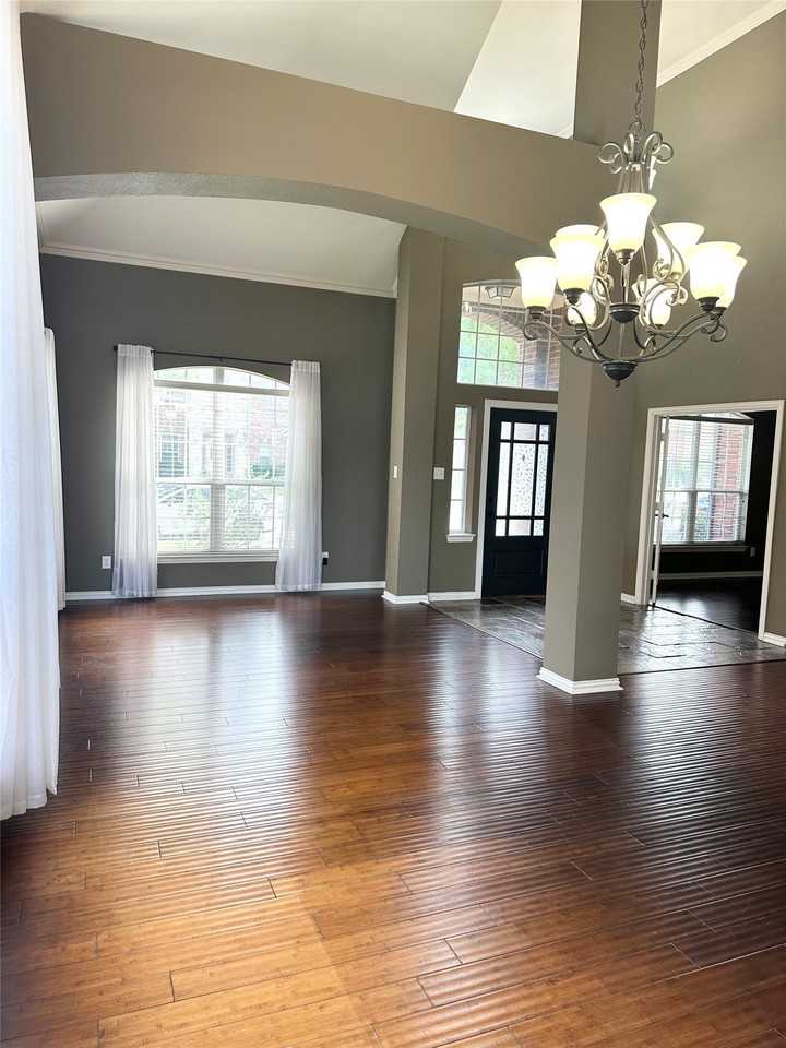 806 Cascades Dr - Photo 5 of 37