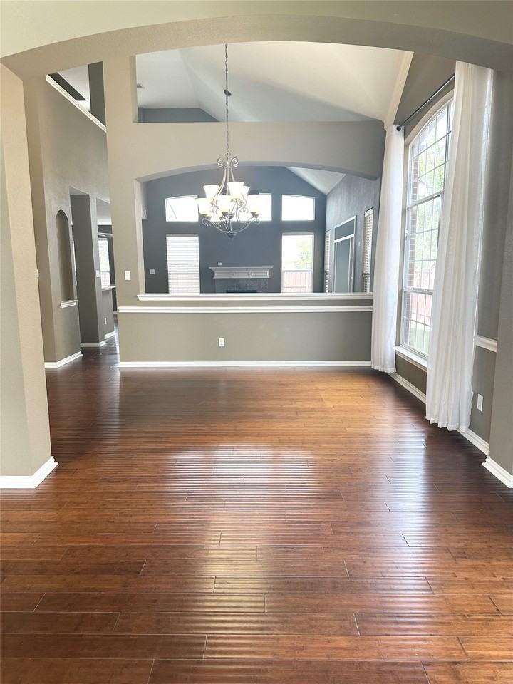 806 Cascades Dr - Photo 6 of 37