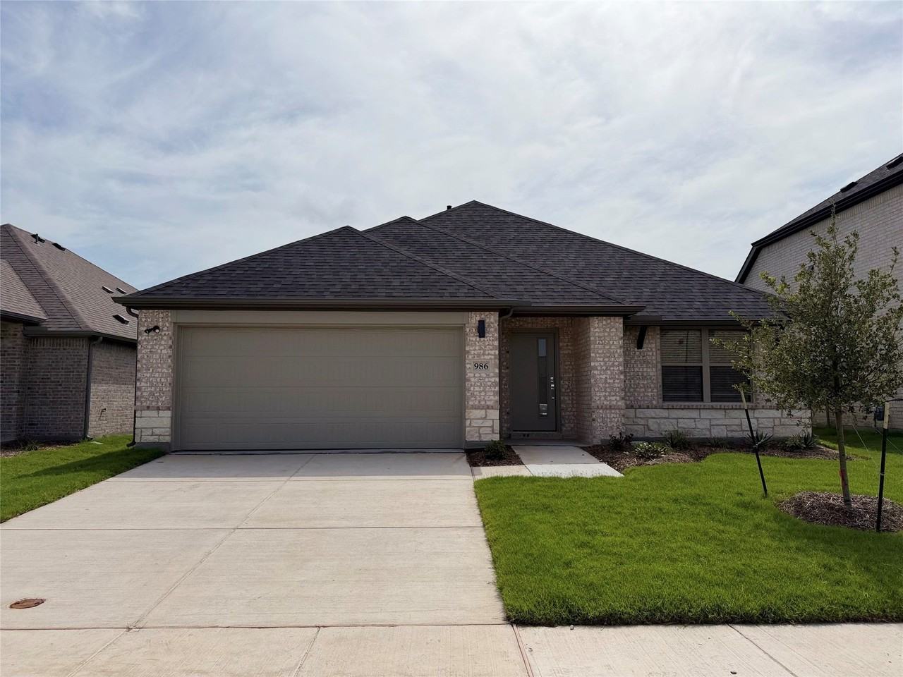 986 Olive Dr