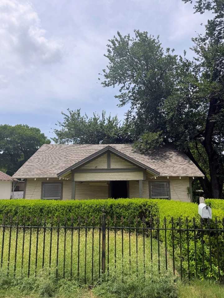 1007 W Clarendon Dr