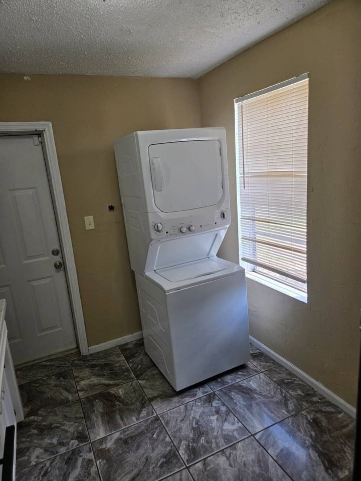 1222 Coleman St - Photo 5 of 9