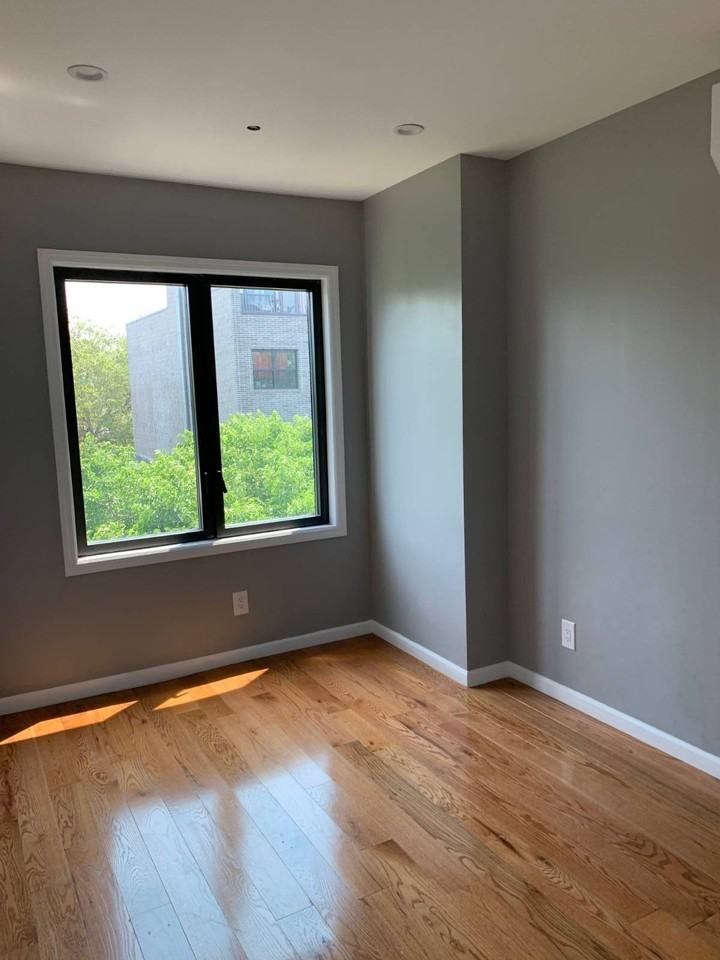 719 Snediker Ave - Photo 4 of 13
