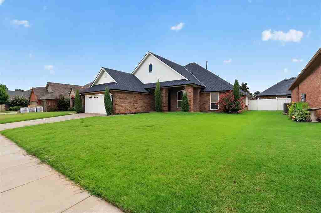 16616 Moorgate Ln - Photo 2 of 43