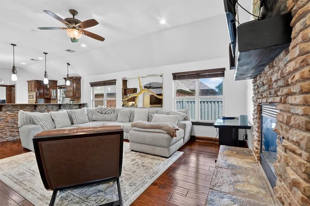 16616 Moorgate Ln - Photo 6 of 43