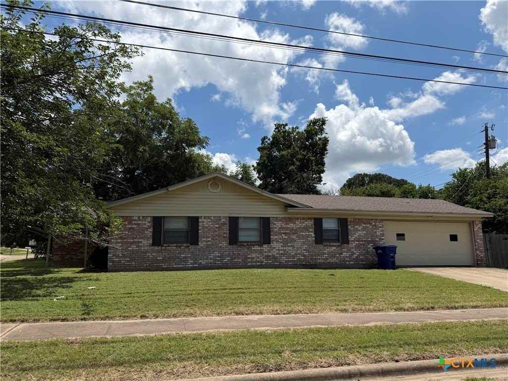 702 Karen St - Photo 2 of 17