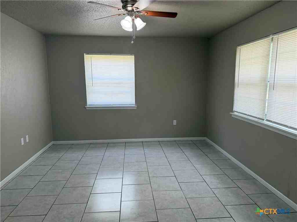 702 Karen St - Photo 3 of 17