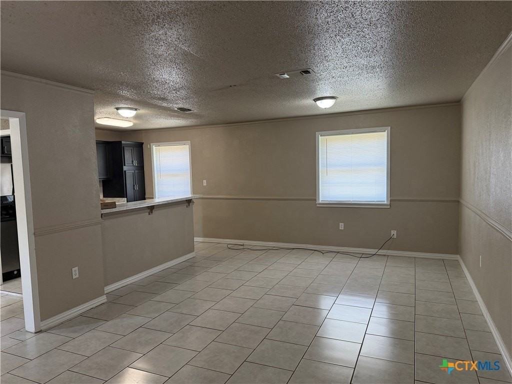 702 Karen St - Photo 5 of 17