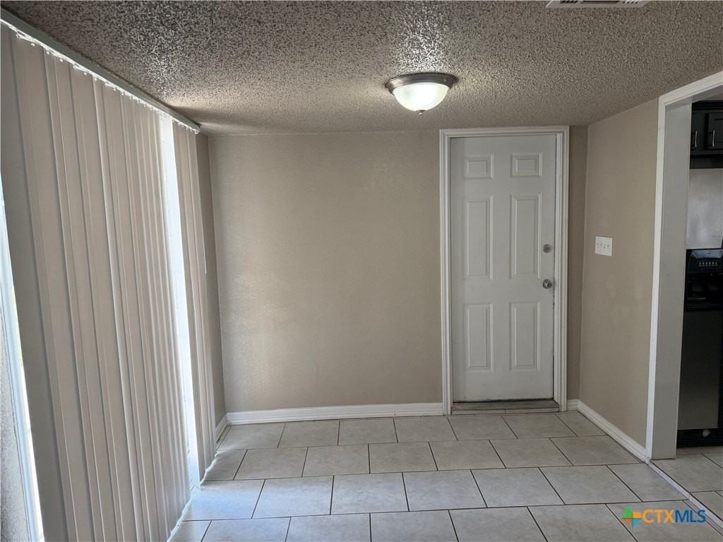 702 Karen St - Photo 6 of 17