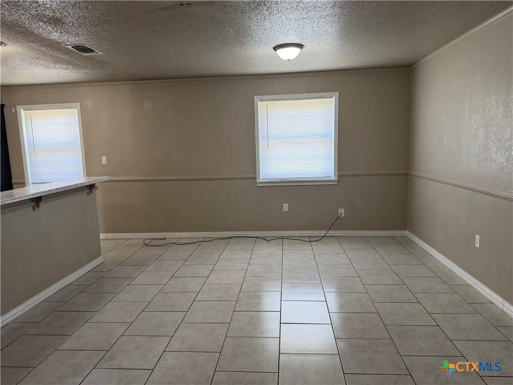 702 Karen St - Photo 7 of 17