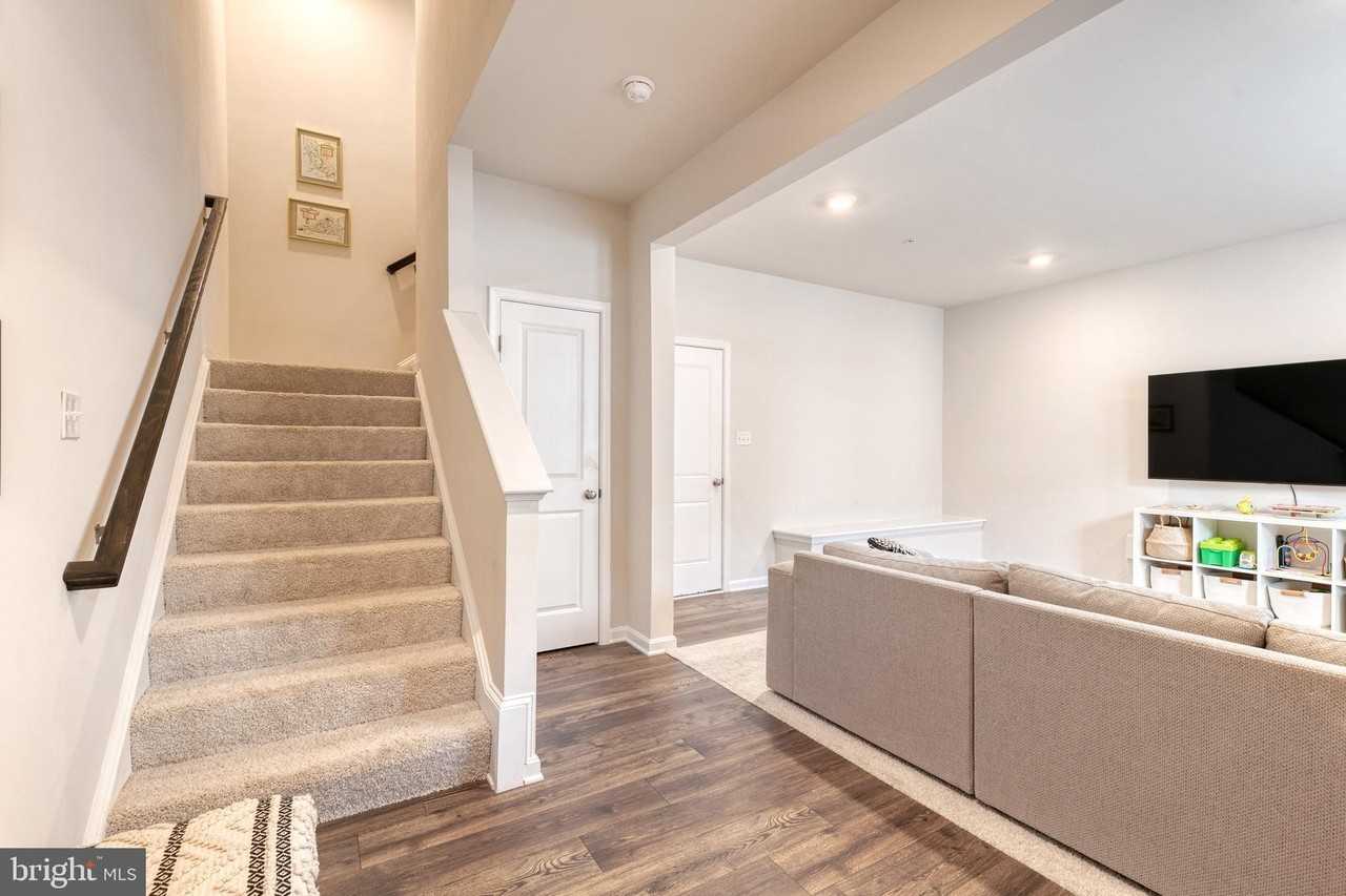 2050 Hinshaw Dr - Photo 3 of 46