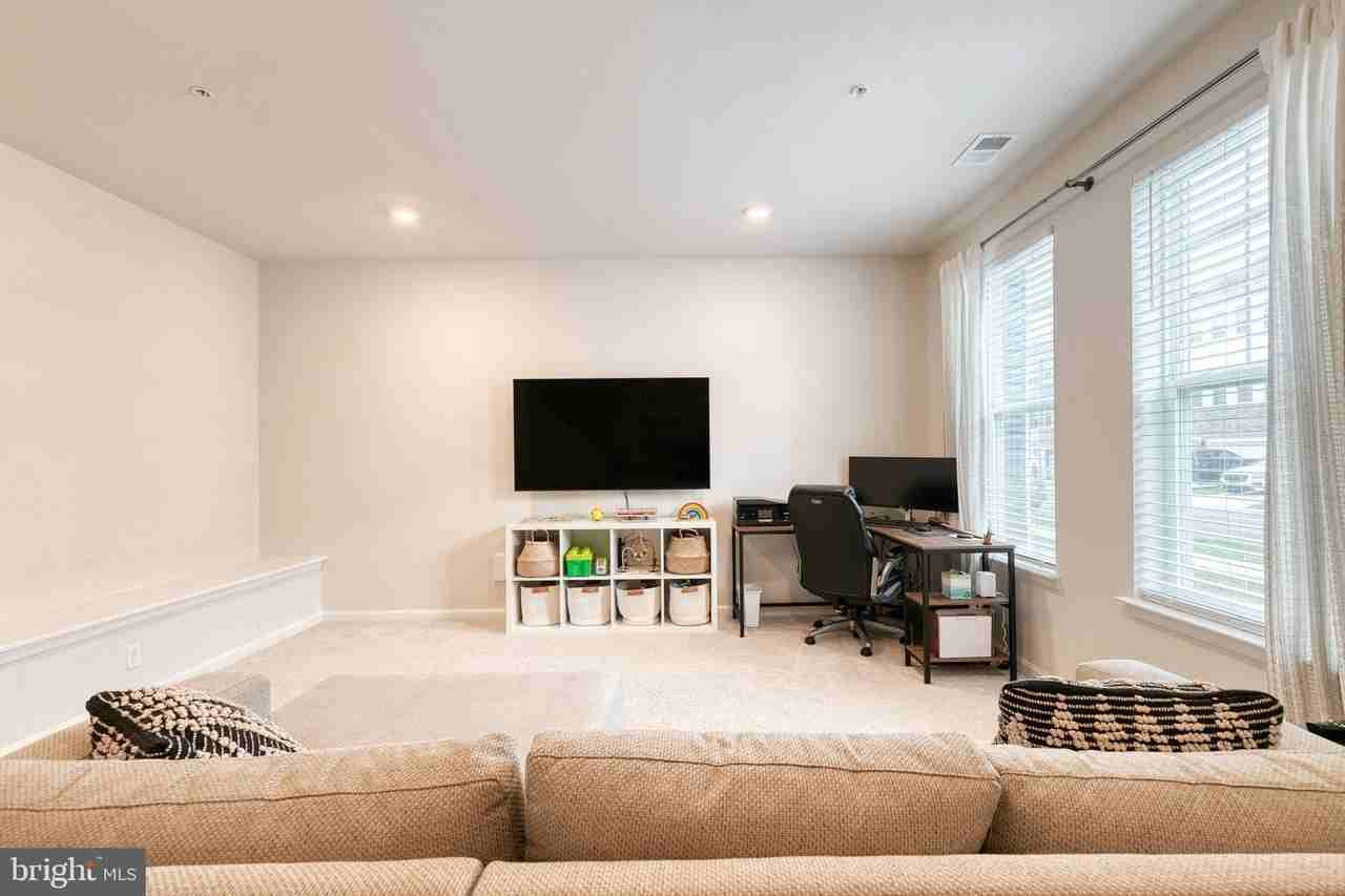 2050 Hinshaw Dr - Photo 4 of 46