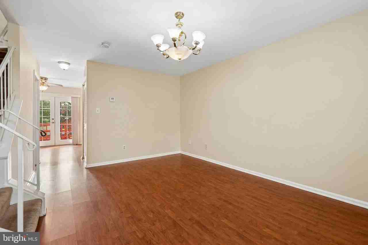 5515 Woodlawn Manor Ct - Photo 3 of 28