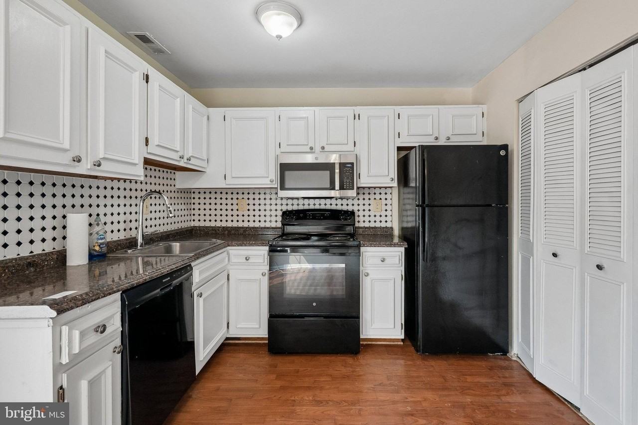5515 Woodlawn Manor Ct - Photo 4 of 28