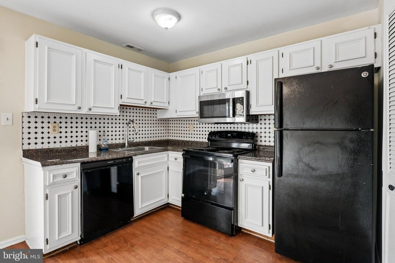 5515 Woodlawn Manor Ct - Photo 5 of 28