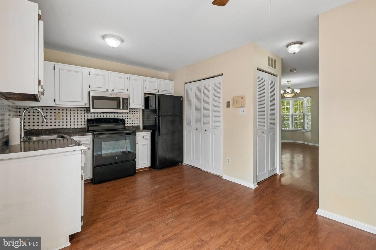 5515 Woodlawn Manor Ct - Photo 6 of 28