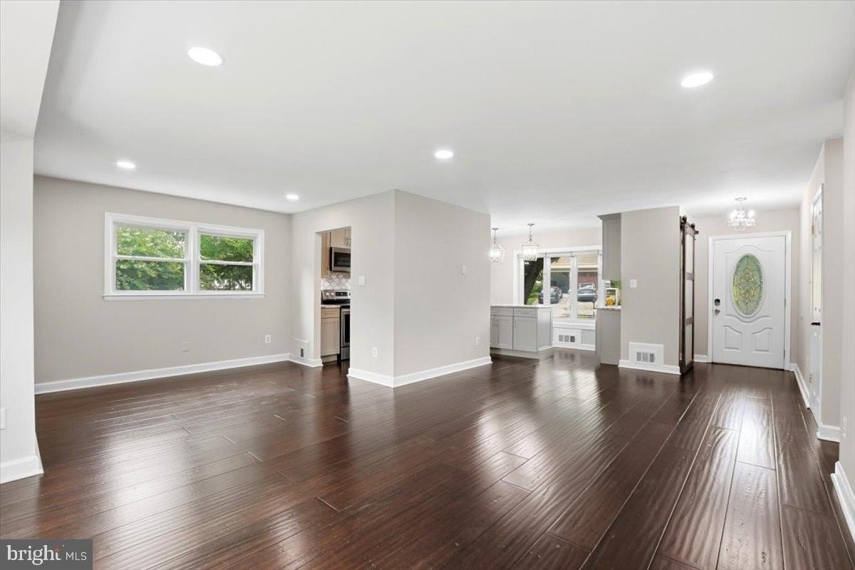 131 Casmar St Se - Photo 6 of 43