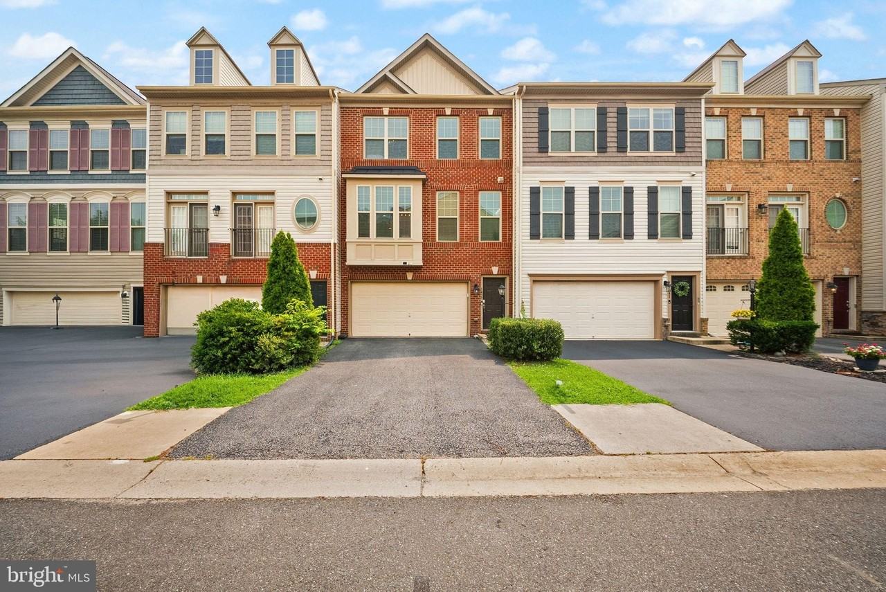 1439 Occoquan Heights Ct - Photo 2 of 50