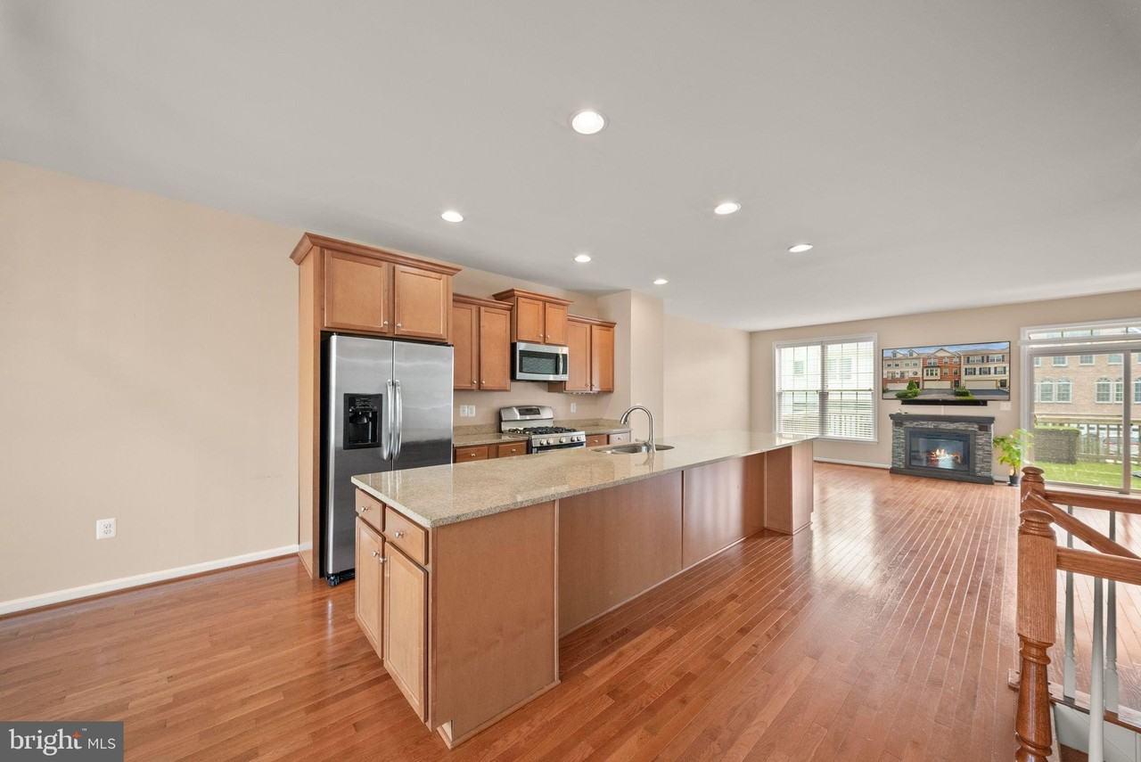 1439 Occoquan Heights Ct - Photo 6 of 50