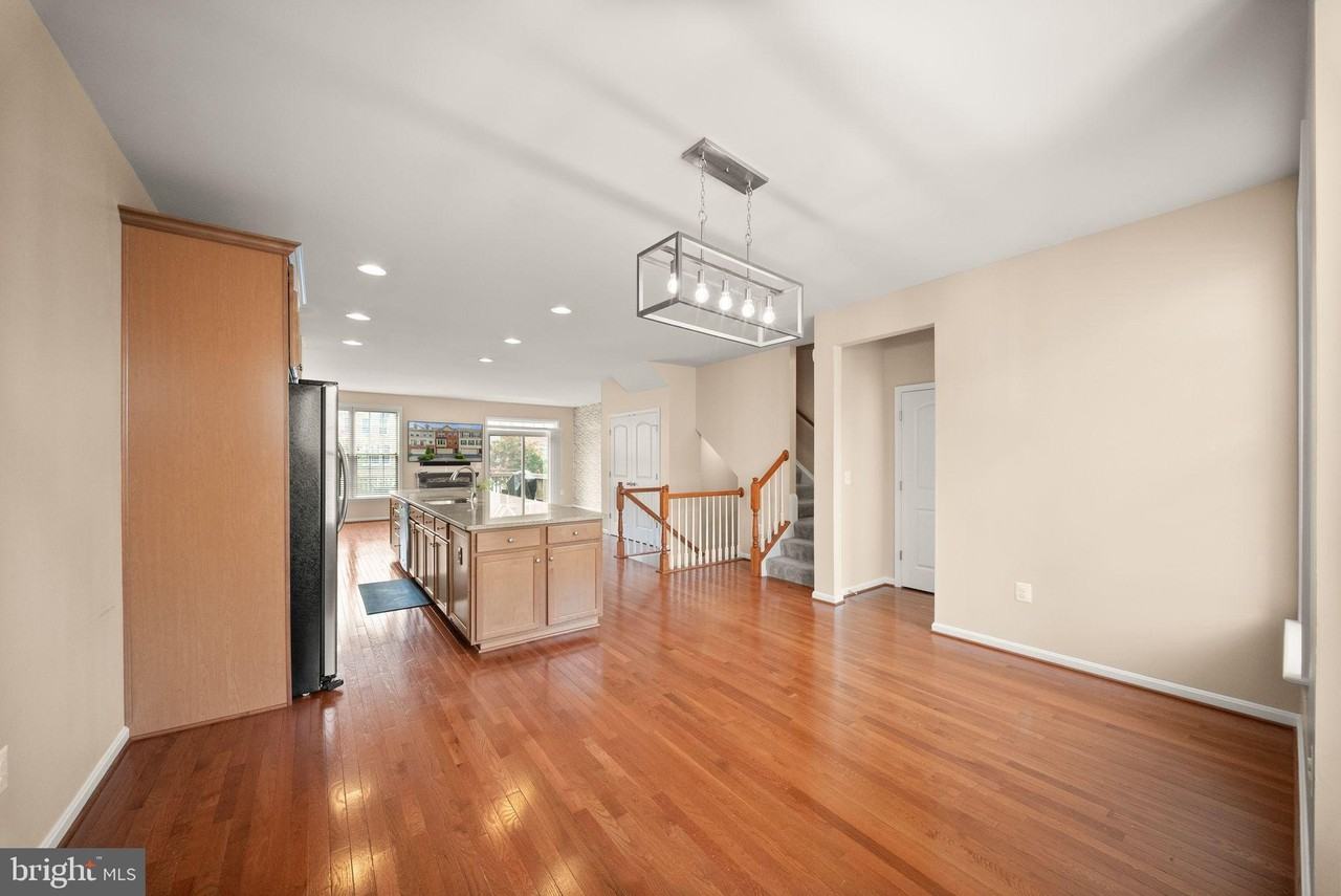 1439 Occoquan Heights Ct - Photo 7 of 50