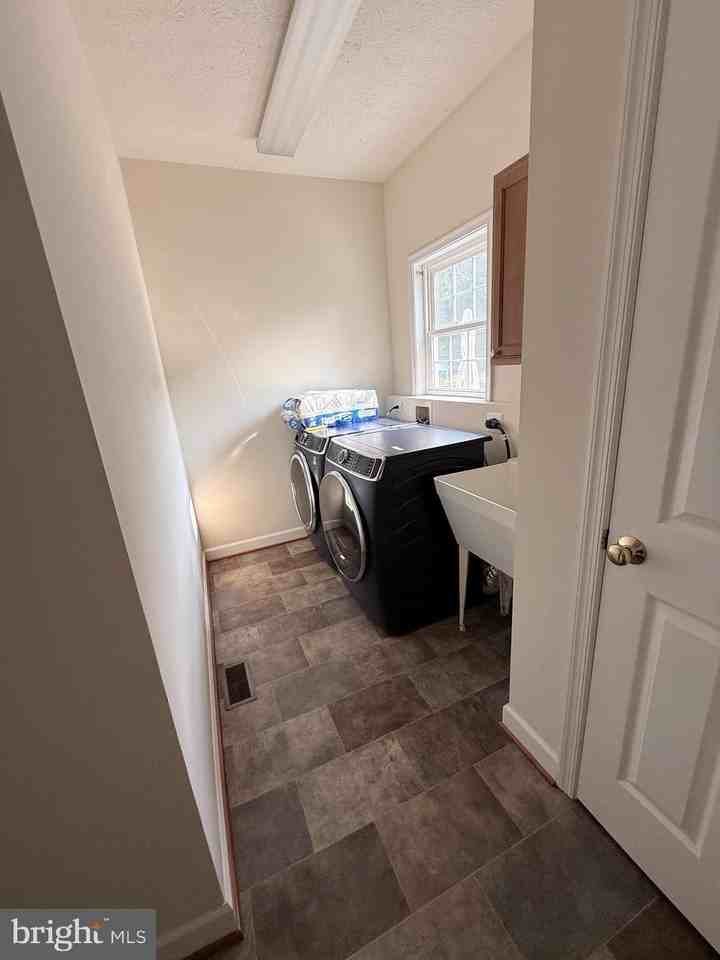 4114 Derbyshire Ln - Photo 4 of 20
