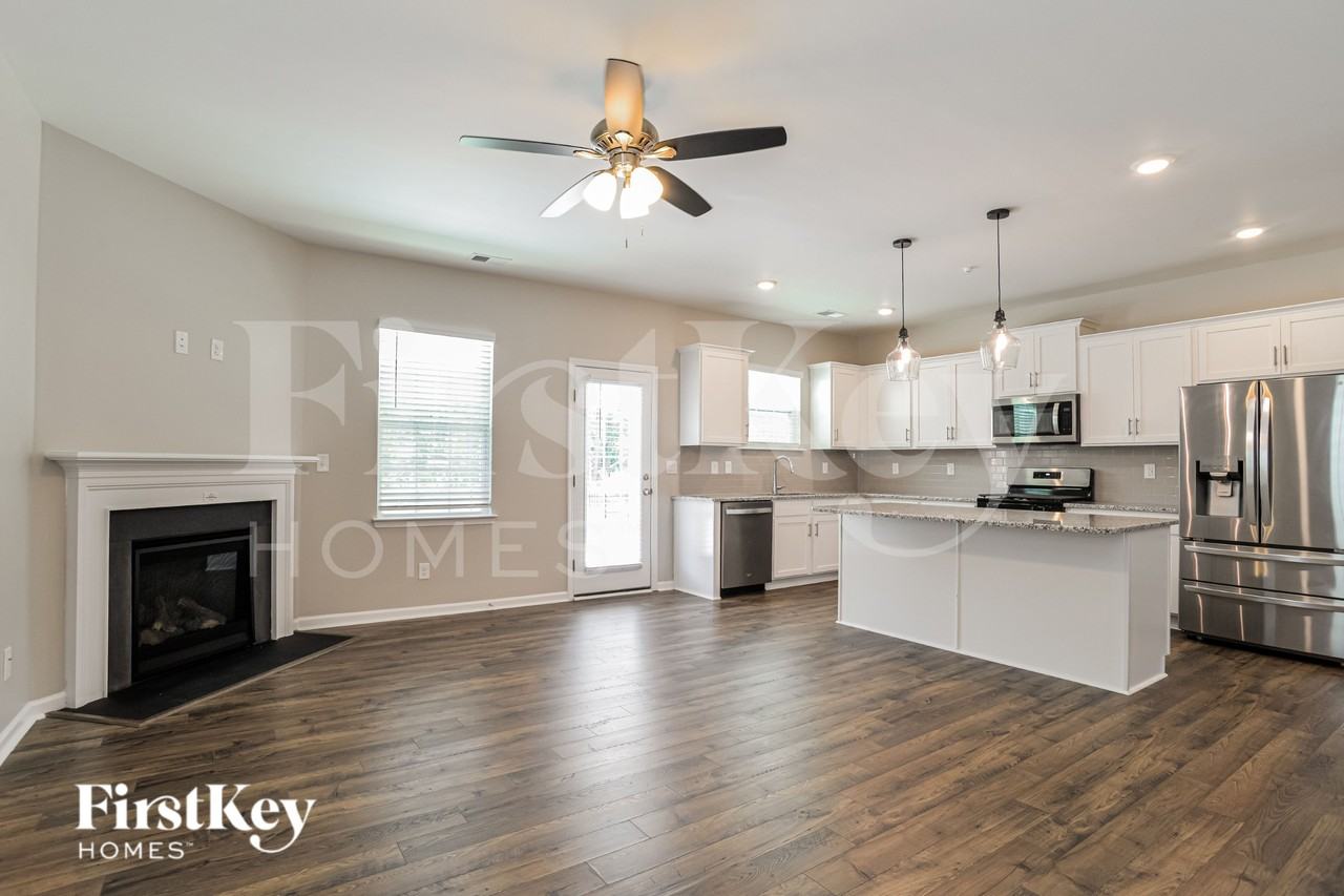 164 N Hill Ln - Photo 2 of 19