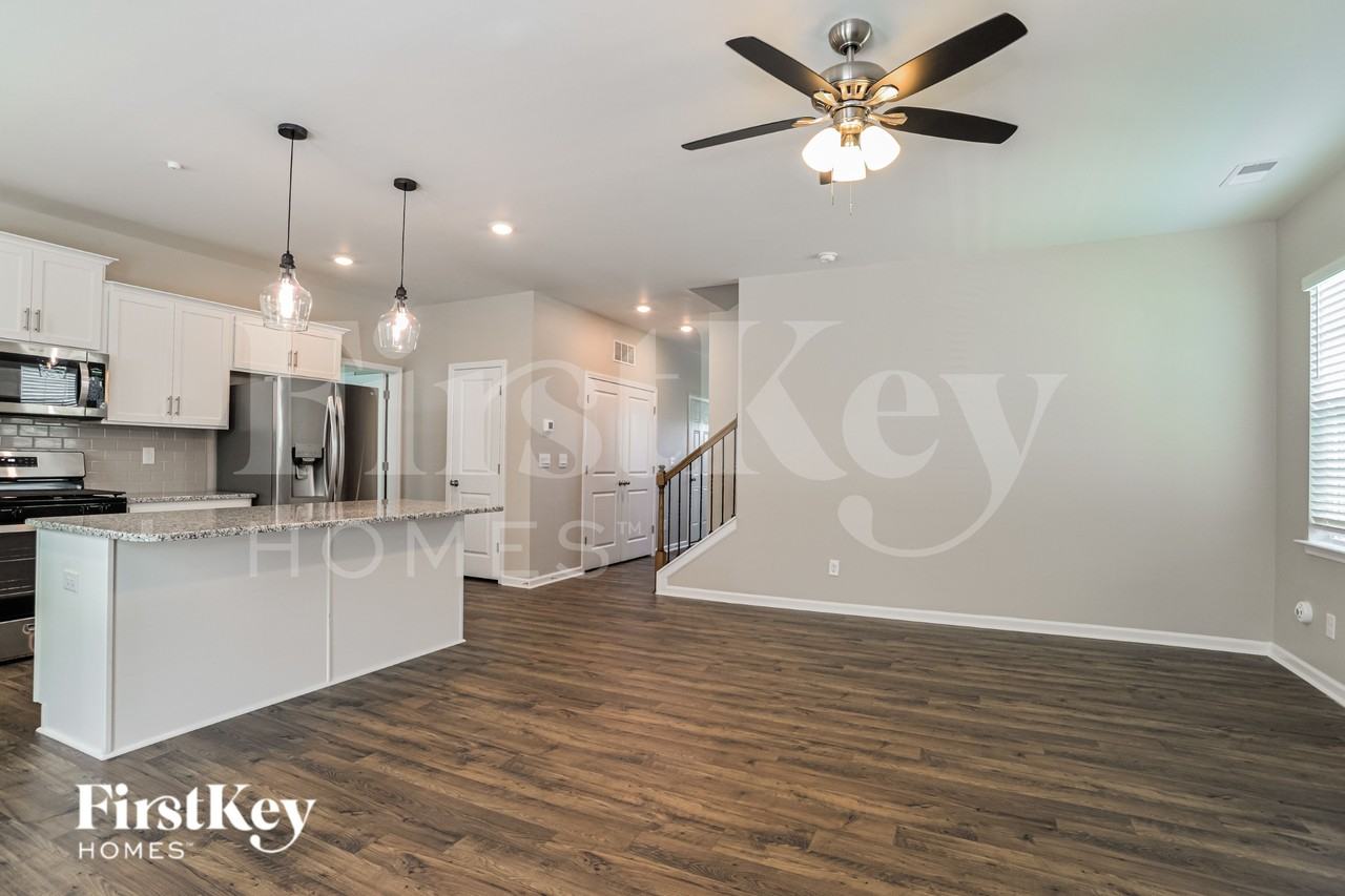 164 N Hill Ln - Photo 3 of 19